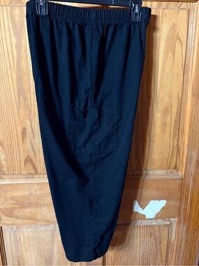 Basic Editions Black Women's Cargo Shorts with Elastic Waist